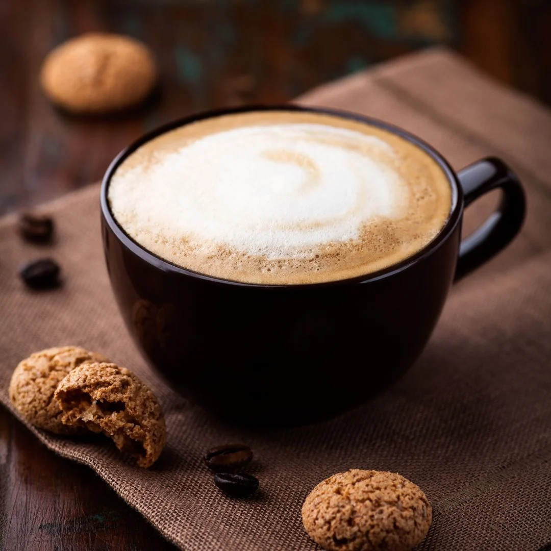 Frisch zubereiteter Café au Lait mit Gebäck